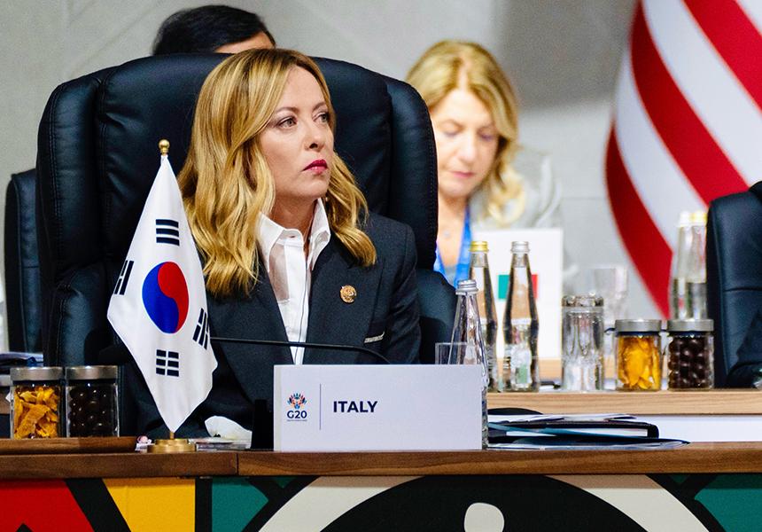 La premier, Giorgia Meloni, critica scelte europee e pressioni internazionali che avrebbero danneggiato settori produttivi senza reali benefici climatici, invocando pragmatismo nelle politiche ambientali globali.