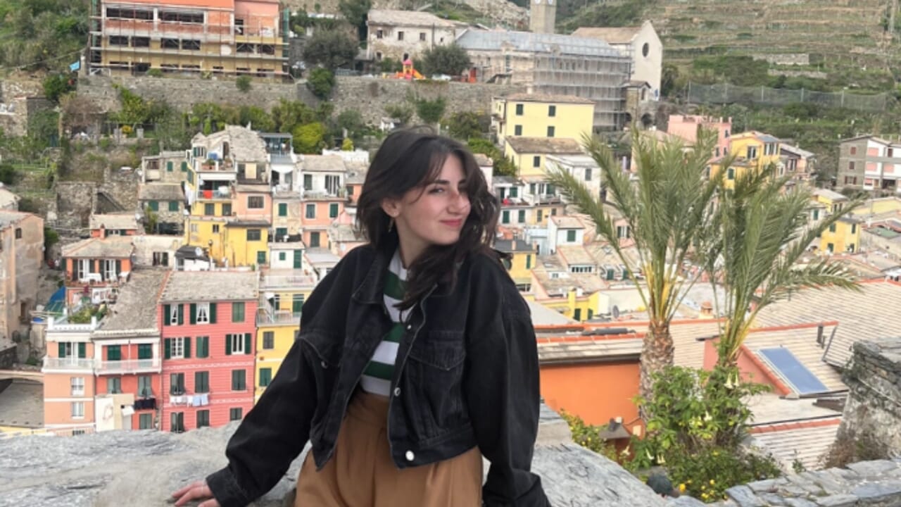La giovane Gaia Conte, 19 anni, è morta all’alba a Cervasca dopo che la sua auto è finita fuori strada e ha preso fuoco, inutili i soccorsi.