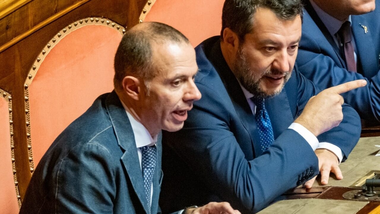 La proposta della Lega mira ad ampliare la flessibilità salariale per consulenti e personale fidato di sindaci e presidenti di Regione, senza nuovi oneri per lo Stato.