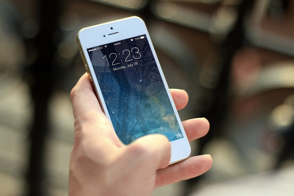 Antivirus per cellulare: come proteggere la tua vita digitale in mobilità Lo smartphone è diventato il cuore della nostra vita digitale. Lo usiamo per comunicare, lavorare, studiare, fare acquisti e persino gestire documenti importanti, arrivando a contenere una parte significativa della nostra identità digitale. Ma proprio perché lo utilizziamo in modo così esteso, è anche uno degli obiettivi preferiti dai cybercriminali. Per questo, installare un antivirus per cellulare è oggi una scelta fondamentale per garantire sicurezza e privacy in mobilità. Perché serve un antivirus sul cellulare Molti utenti pensano che il rischio di virus sullo smartphone sia minimo, ma così non è. Le minacce digitali si sono evolute: oggi non si tratta più solo di virus tradizionali, ma anche di spyware, ransomware e app malevole che possono rubare dati personali. Senza un antivirus per smartphone, ogni attività online, dall’home banking al download di app, può esporre l’utente a rischi reali. Un antivirus su cellulare svolge un ruolo cruciale nella difesa del dispositivo. Ecco alcune delle funzioni principali che offre: ● Protezione in tempo reale dei dati sensibili e finanziari: monitora app, file e link sospetti mentre usi il telefono ● Scansione delle app installate: rileva software potenzialmente dannosi o che richiedono permessi anomali ● Difesa contro phishing e siti pericolosi: impedisce di aprire pagine web fraudolente che cercano di carpire credenziali o dati bancari ● Prevenzione di costosi tempi di inattività che possono avvenire in caso di attacchi, garantendo che il dispositivo rimanga operativo ed evitando potenziali perdite di produttività ● Localizzazione e blocco da remoto: alcune soluzioni permettono di rintracciare il telefono in caso di furto o smarrimento La protezione antivirus per dispositivi mobili spesso include misure antifurto come il blocco remoto, il tracciamento della posizione e la cancellazione dei dati. Queste funzionalità sono essenziali per il recupero o la protezione dei dati su un dispositivo smarrito o rubato ● Gestione della privacy: verifica quali app accedono a fotocamera, microfono o contatti, evitando abusi. I rischi più comuni per chi naviga senza protezione L’idea che i virus esistano solo sui computer è ormai superata. Oggi, gli smartphone sono bersaglio di numerose minacce digitali. Ecco le più diffuse: 1. Malware e trojan nascosti nelle app Molte app apparentemente innocue nascondono malware che si attivano dopo l’installazione. Questi programmi possono sottrarre dati personali o monitorare le attività sul telefono. Un antivirus cellulare è in grado di individuare queste anomalie e bloccarle subito. 2. Phishing via messaggi o social I truffatori usano anche SMS, WhatsApp o Instagram per inviare link fraudolenti che imitano siti ufficiali. Basta un clic per cadere nella trappola. Un antivirus per il cellulare aggiornato riconosce questi link sospetti e li segnala prima che sia troppo tardi. 3. Reti Wi-Fi pubbliche Le connessioni aperte sono spesso terreno fertile per intercettazioni e furti di dati. Alcuni antivirus per smartphone integrano funzioni che segnalano se la rete è insicura, aiutando l’utente a evitare connessioni rischiose. 4. Furti e smarrimenti Oltre ai virus, c’è il pericolo di perdere fisicamente il telefono. Alcuni software di sicurezza offrono funzioni antifurto di tracciamento, blocco e cancellazione dei dati da remoto. In caso di dispositivo smarrito o rubato, queste funzionalità si rivelano essenziali per il recupero o la protezione dei dati. Antivirus per cellulare gratis: quanto sono affidabili? Esistono numerose opzioni di antivirus per cellulare gratis, ma non tutte sono uguali. Alcuni offrono protezione reale e aggiornata, altri sono poco efficaci o addirittura rischiosi. Per capire se un antivirus gratuito per smartphone è affidabile, considera questi aspetti: ● Provenienza: scaricalo solo da store ufficiali (come Google Play Store o App Store) ● Recensioni autentiche: leggi le opinioni degli utenti e verifica che non ci siano segnalazioni di comportamenti sospetti ● Aggiornamenti regolari: un antivirus cellulare gratis deve ricevere aggiornamenti frequenti per restare efficace ● Trasparenza sulla privacy: controlla sempre come vengono gestiti i tuoi dati personali. Il miglior antivirus per cellulare gratis offre protezione essenziale senza chiedere troppe informazioni personali e senza sommergere l’utente di pubblicità invasive. Come scegliere il miglior antivirus per cellulare Trovare il miglior antivirus per cellulare gratis o a pagamento non è solo questione di prezzo. Ci sono alcuni fattori che fanno la differenza: 1. Protezione contro le minacce in continua evoluzione, sempre attiva e in tempo reale: aggiornamenti regolari mantengono il dispositivo al sicuro da nuovi virus, malware e ransomware che potrebbero altrimenti compromettere la protezione antivirus del telefono 2. Rilevamento preciso delle minacce: deve distinguere tra app sicure e pericolose, evitando falsi positivi 3. Impatto minimo sulle prestazioni: un buon antivirus su cellulare protegge senza rallentare il sistema 4. Facilità d’uso: l’interfaccia deve essere intuitiva, adatta anche a utenti non esperti. 5. Compatibilità costante: aggiornamenti e ottimizzazioni per le nuove versioni di Android o iOS sono fondamentali. Come usare correttamente un antivirus per smartphone Installare un antivirus per smartphone non basta: serve anche un uso consapevole del dispositivo da parte dell’utente. Ecco alcune buone abitudini da adottare: ● Scarica solo app verificate: evita file APK o link non ufficiali ● Aggiorna regolarmente il sistema operativo ● Controlla le autorizzazioni delle app: un’app torcia che chiede accesso ai contatti è sospetta ● Non salvare password in chiaro o foto di documenti sensibili ● Esegui scansioni periodiche anche se la protezione in tempo reale è attiva. Grazie ad un antivirus per cellulare si protegge quindi non solo il dispositivo, ma anche i propri dati, la privacy, il lavoro e le relazioni digitali. Sceglierlo con attenzione, mantenere il software aggiornato e navigare con prudenza sono le chiavi per una vita digitale più sicura e serena.