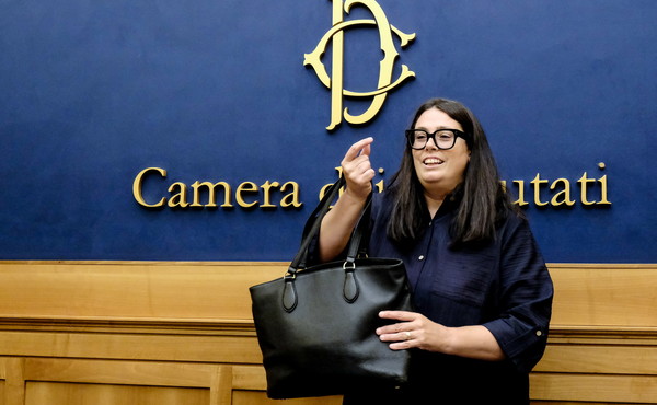 La deputata Stefania Ascari rilancia con un convegno alla Camera su imam espulsi e detenuti per terrorismo, mentre il Viminale li considera pericolosi per la sicurezza nazionale.