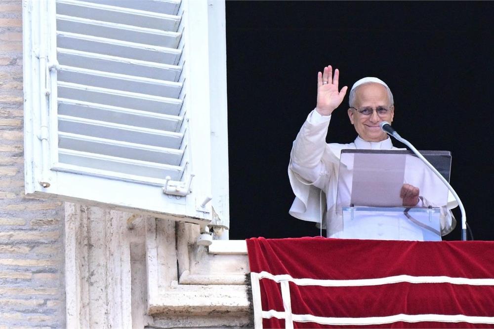Durante l’Angelus di Santo Stefano, Papa Leone XIV denuncia l’emarginazione di chi sceglie la Pace, richiamando il martirio come testimonianza attuale di giustizia e fede.
