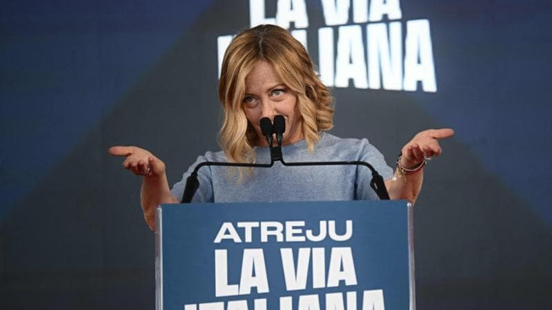 Ovazione finale ad Atreju per Giorgia Meloni, che dal palco attacca le opposizioni, ironizza su Elly Schlein e rivendica forza, consenso e risultati davanti a una platea gremita.