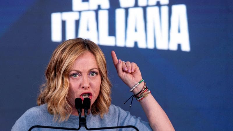 Dal palco di Atreju, Giorgia Meloni difende i giornalisti de La Stampa, attacca Francesca Albanese, accusa la sinistra di tollerare violenze e illegalità e rivendica consenso e libertà.