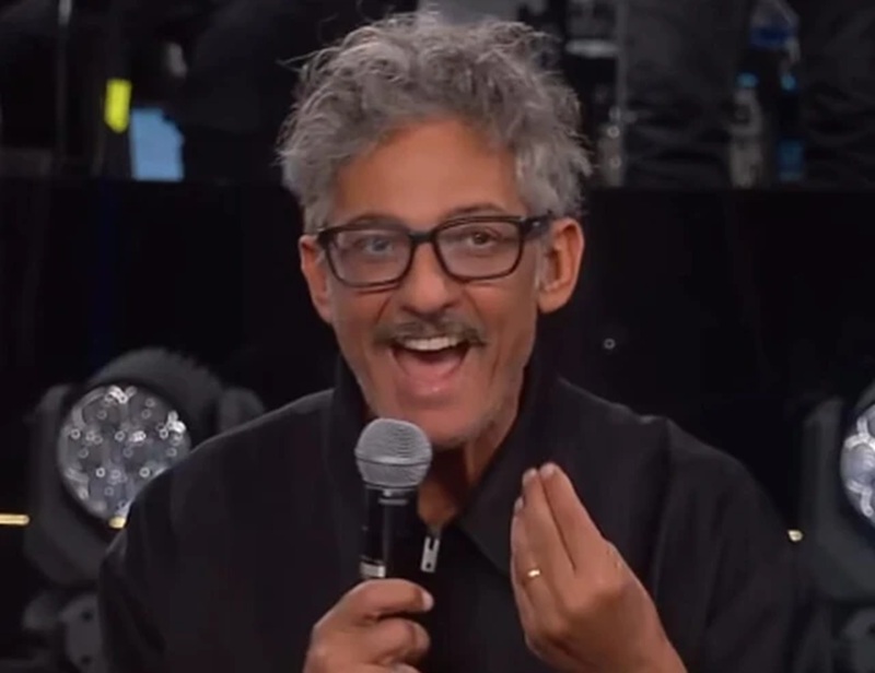 A La Pennicanza, Fiorello mescola tv, gossip e politica: ironie su Sandokan, battute su Corona e una raffica di frecciate alla sinistra e a Elly Schlein.