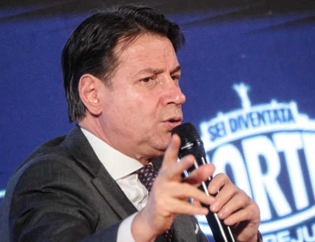 Conte ad Atreju è pungente, “Meloni e Schlein? Una sedia vuota”