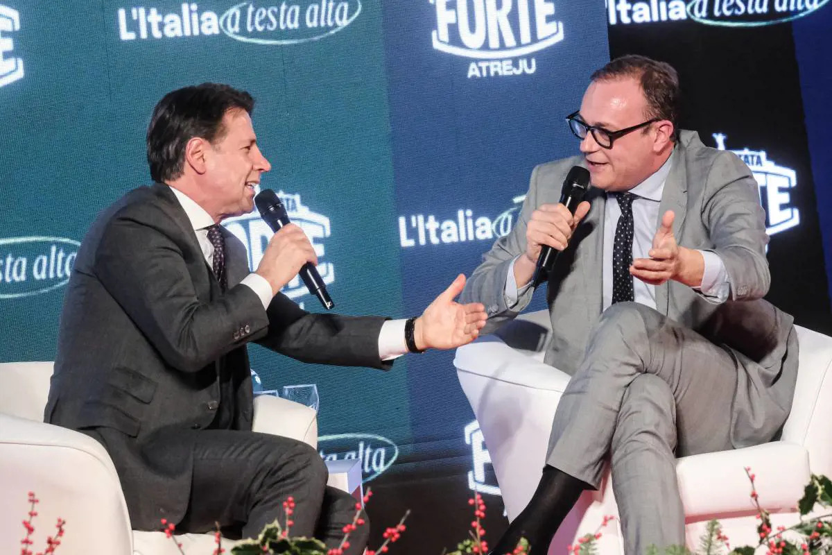 A Atreju Giuseppe Conte affronta il pubblico di FdI, parla di alleanze, Superbonus, giustizia, guerra e lancia frecciate su Giorgia Meloni e Elly Schlein.
