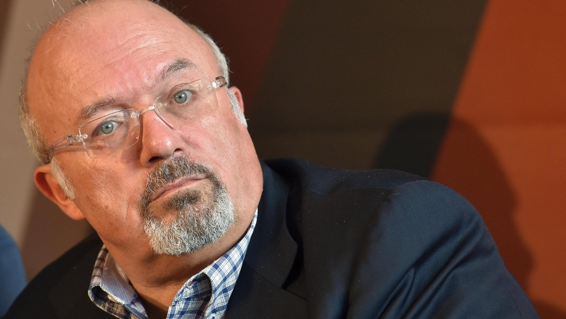 A Francesco Storace basta una domanda per contestare la narrazione negativa sull’economia, mentre la deputata Elisabetta Piccolotti replica a DiMartedì sulla manovra e sul taglio delle tasse. Il confronto sulla manovra e i salari Nel talk di prima serata DiMartedì, il dibattito tra Francesco Storace ed Elisabetta Piccolotti di Alleanza Verdi e Sinistra ha acceso il confronto sulla manovra economica e sulle misure per i lavoratori. Il giornalista ha difeso le scelte del governo sottolineando gli interventi sul cuneo fiscale e sulle decontribuzioni destinate agli aumenti salariali. «Attraverso la strutturalità del taglio al cuneo fiscale, attraverso le decontribuzioni per quel che riguarda gli aumenti salariali, c'è comunque da fare qualcosa», ha spiegato Francesco Storace, rimarcando che il percorso non è risolutivo ma rappresenta un primo passo apprezzabile. Sulla narrazione di un’Italia in difficoltà economica, il giornalista ha contestato le critiche della sinistra definendole una lettura distorta. La deputata Elisabetta Piccolotti, invece, ha insistito sulla necessità di misure più incisive per tutelare redditi e potere d’acquisto, sostenendo che il governo non stia affrontando adeguatamente il tema dell’inflazione e della stagnazione dei salari. La domanda che accende lo studio sui sindacati e sulla linea del governo Il momento più acceso del confronto è arrivato quando Francesco Storace ha posto una domanda diretta alla deputata, contestando la coerenza delle critiche rivolte all’esecutivo. «Se tutto va male per chi lavora, perché i sindacati sono spaccati?», ha domandato, ricordando che non tutte le sigle condividono la linea di protesta della Cgil. Ha citato Uil, Cisl e Ugl come sindacati che, almeno su alcune misure, hanno riconosciuto elementi positivi nella manovra economica. Una divisione che secondo Storace sarebbe incompatibile con l’idea di un Paese allo stremo. «Non è vero quello che si racconta, questa favola per cui l’economia sta andando male», ha aggiunto, sostenendo che una parte del sindacato trova invece nella manovra motivi di sostegno, mentre la contestazione più forte arriva solo dalla linea guidata da Maurizio Landini. La domanda ha fatto da perno all’intero confronto, costringendo lo studio a soffermarsi sul rapporto tra percezione politica e dati economici. Il dibattito sulle tasse e la polemica politica Nella parte finale dell’intervento, Francesco Storace ha insistito sulla necessità di riconoscere il percorso di riduzione fiscale avviato dal governo. Ha contestato l’opposizione per la mancata disponibilità a riconoscere qualsiasi elemento positivo, mentre Elisabetta Piccolotti ha continuato a criticare la distribuzione delle risorse e l’impatto reale sulle fasce più fragili. Il confronto si è chiuso con una nuova stoccata di Francesco Storace indirizzata alla Cgil, accusata di creare «pandemonio» rispetto a un quadro nel quale altri sindacati esprimerebbero valutazioni più articolate. Il dibattito resta aperto e destinato a proseguire, con interpretazioni politiche radicalmente opposte su crescita, salari e strategia economica del governo.