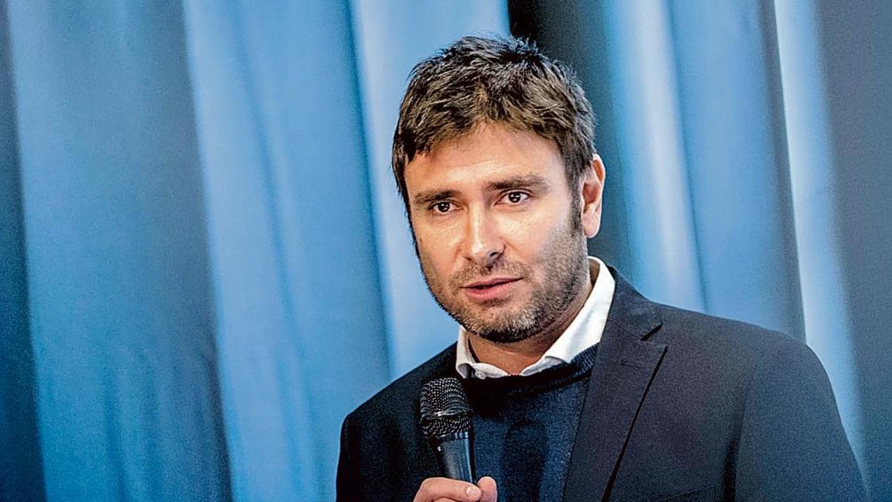 Dopo il fallito tentativo di anticipare il referendum, Alessandro Di Battista torna all’attacco della riforma giustizia, evocando Licio Gelli e alimentando la frattura nell’opposizione.