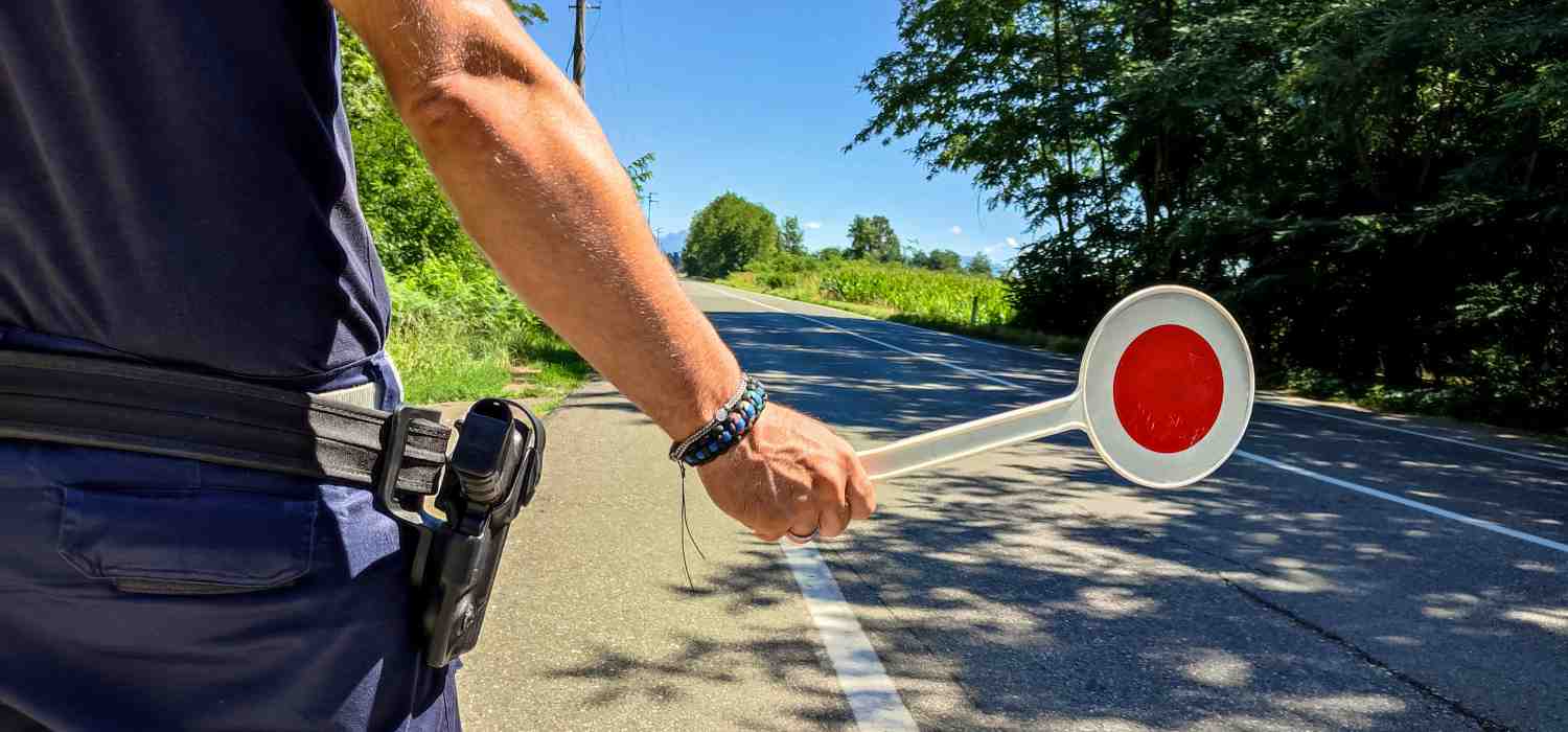 Bolzano, guida in stato di ebbrezza, trovato con lo spumante ma assolto: “Ho bevuto dopo l’incidente per calmarmi”, il giudice gli crede
