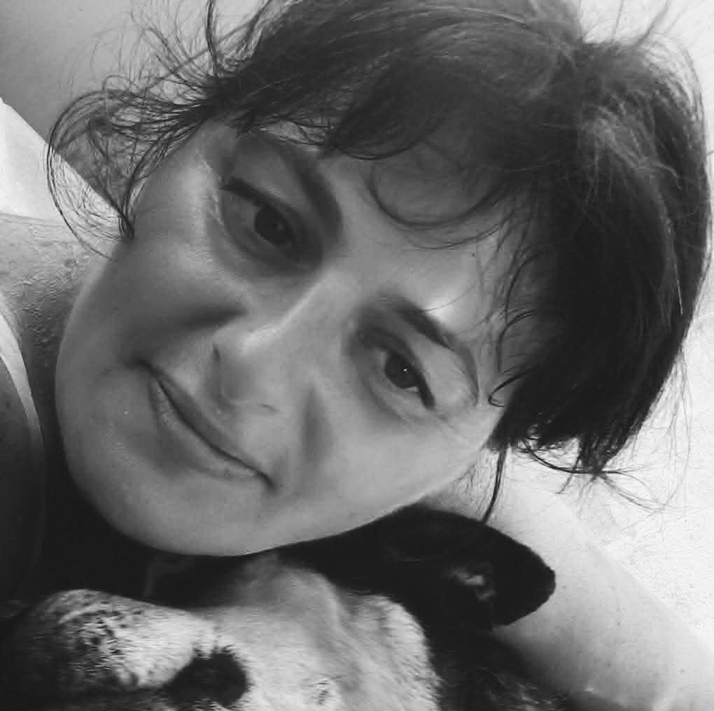 La morte di Catia Spada, 50 anni, ha sconvolto Mola di Bari: lo scontro tra la sua moto e un’auto è stato frontale e non le ha lasciato scampo.