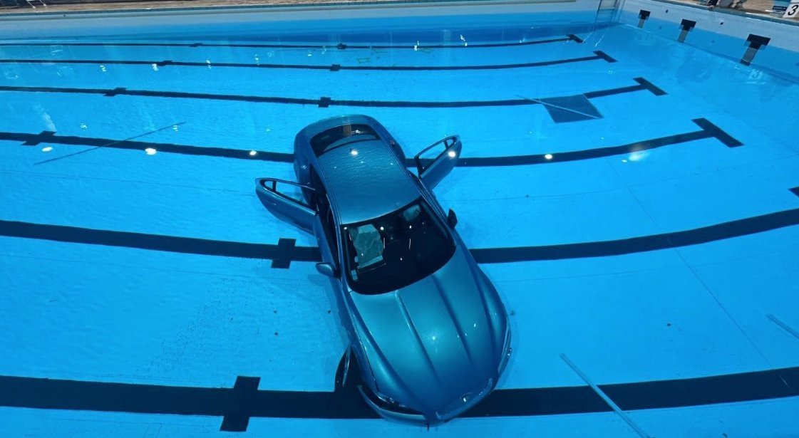 Un’auto piomba nella piscina comunale di La Ciotat dopo una manovra sbagliata: a bordo una madre e una bambina, salvate in extremis dai bagnini presenti.