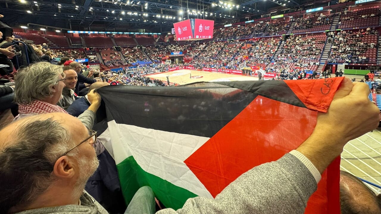 Il consigliere lombardo Luca Paladini denuncia una sanzione per aver esposto la bandiera palestinese durante Olimpia Milano–Hapoel Tel Aviv al Forum di Assago.