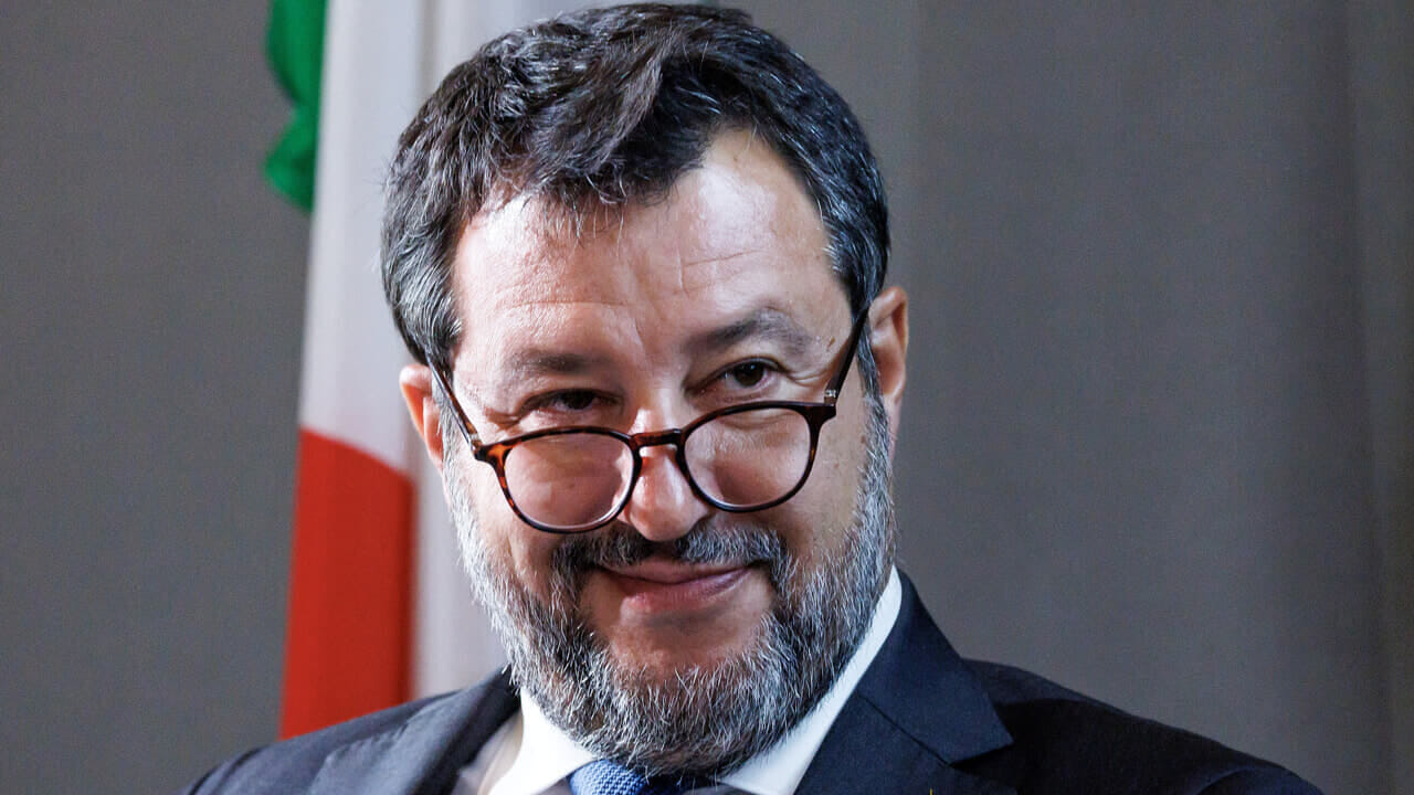 Matteo Salvini rivendica il futuro ritorno al Viminale, chiarisce la sua posizione su Russia e guerra e indica immigrazione e fanatismo islamico come vere emergenze per l’Italia.