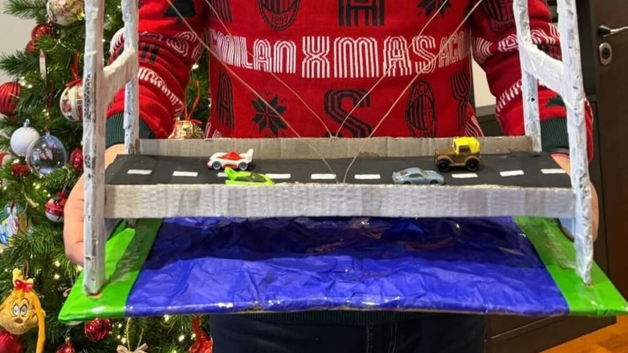 Un regalo natalizio diventa simbolo politico: Matteo Salvini mostra il modellino del ponte sullo Stretto ricevuto dalla figlia, mentre l’avvio dei lavori resta rinviato.