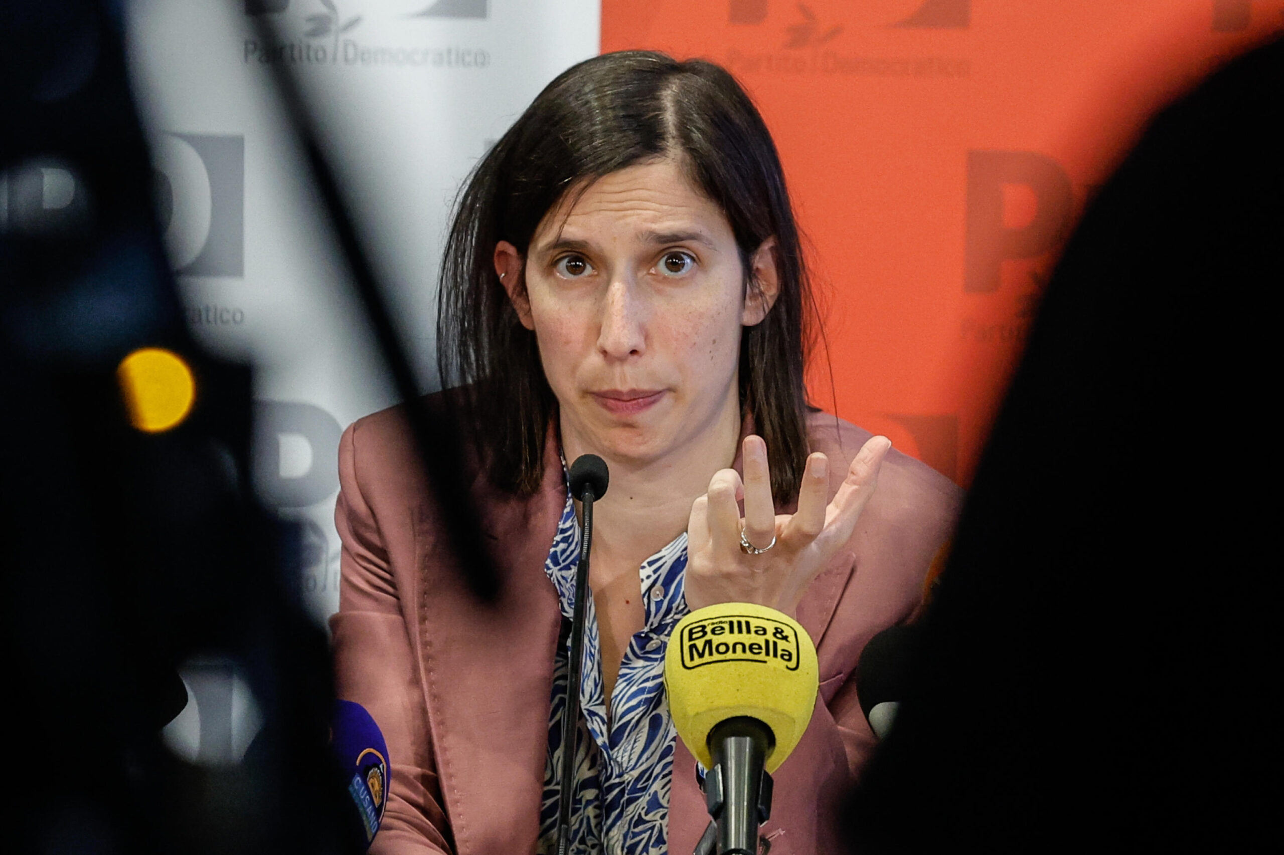 Dopo l’arresto di Mohammed Hannoun per finanziamenti ad Hamas, il silenzio di Elly Schlein diventa un caso politico. Francesco Storace accusa: “Perché tace?”.