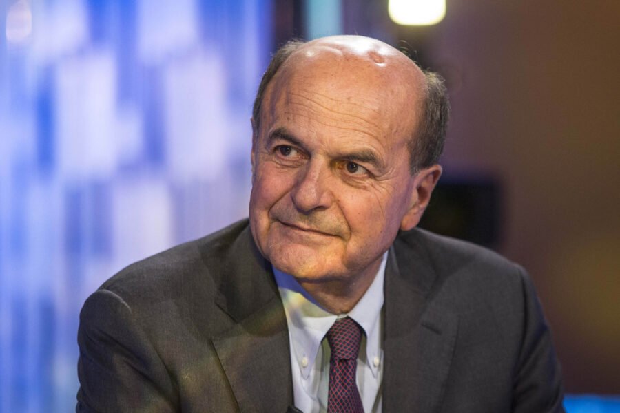 Pier Luigi Bersani boccia la manovra del governo, attacca Meloni ma soprattutto avverte il Pd: senza progetto e unità, parlare di leader e primarie è pericoloso.