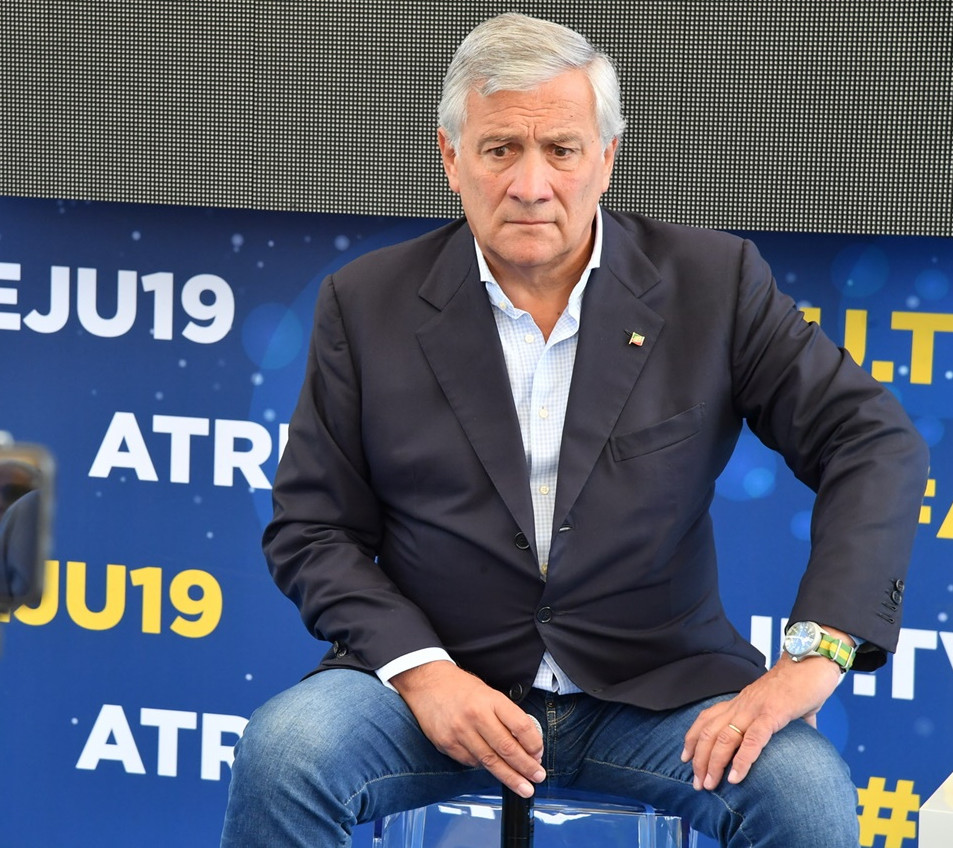 Crocifissi a scuola, Tajani rompe il tabù: “Toglierli significa sottomettersi”