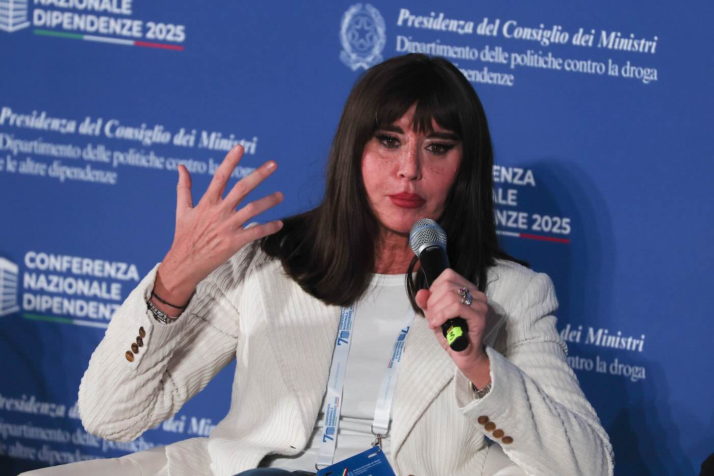 Dopo voti bassissimi e polemiche, la ministra Anna Maria Bernini apre a correttivi sul semestre filtro di Medicina, conferma la graduatoria senza tre sufficienze ma ridimensiona le denunce: “Confusione soprattutto social”.
