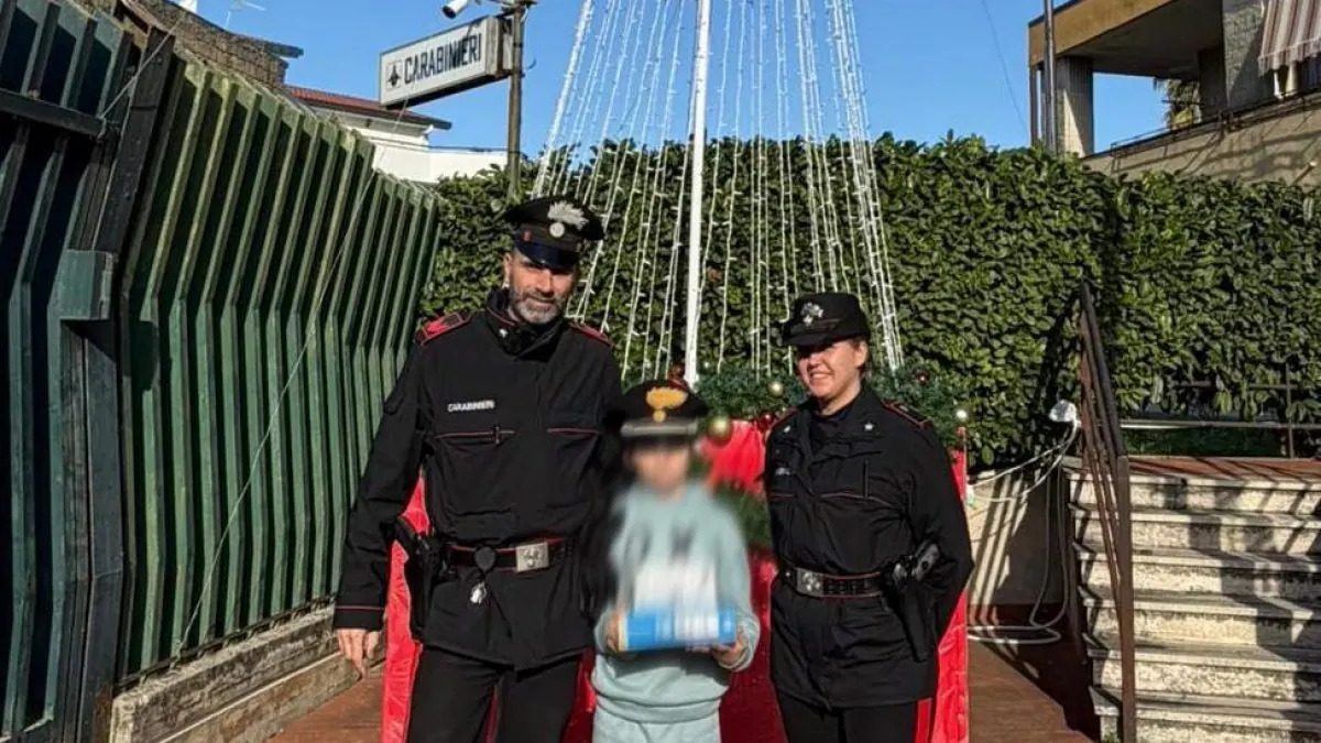 Napoli, rimasto senza mamma, vende disegni per comprare un regalo alla sorellina, intervengono i carabinieri in suo aiuto