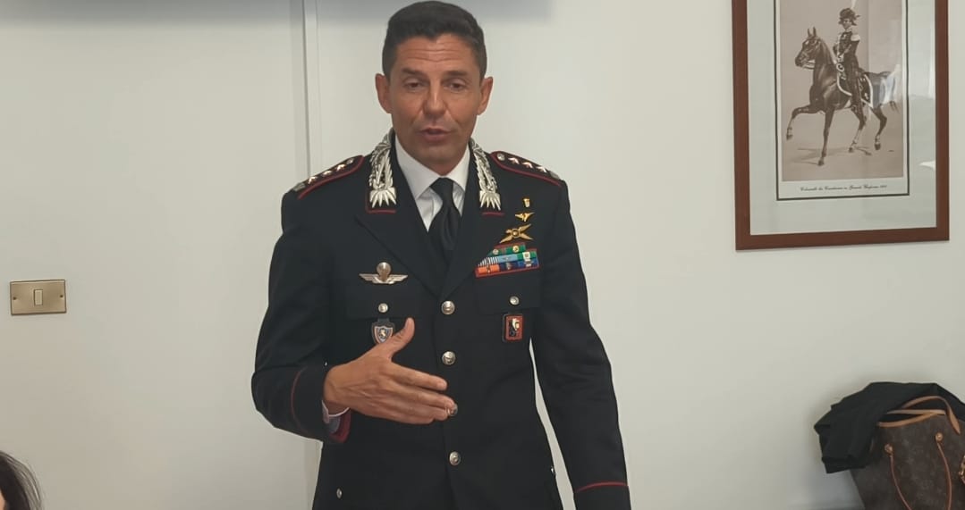 Il comandante Andrea Siazzu chiarisce che il corpo di Tatiana Tramacere non è stato ritrovato; proseguono le indagini sull’abitazione di Dragos, ascoltato a Lecce ma non in stato di fermo.
