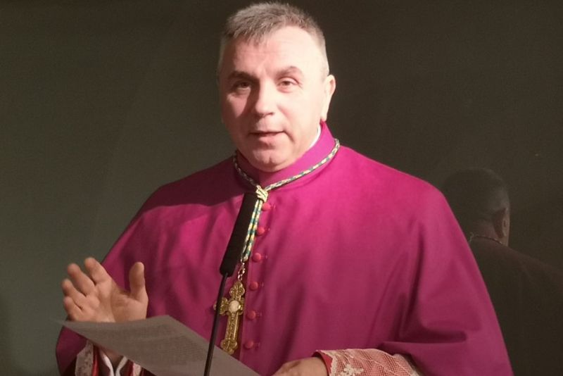 Durante una celebrazione a Conversano, Don Giuseppe Laterza esalta l’obbedienza come libertà femminile citando Maria. Sui social esplode l’accusa di patriarcato e arretratezza culturale.