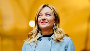 Scritta minacciosa contro Giorgia Meloni a Porto Recanati: riferimento alle Br e stella a cinque punte. Indaga la Digos di Macerata sull’episodio.