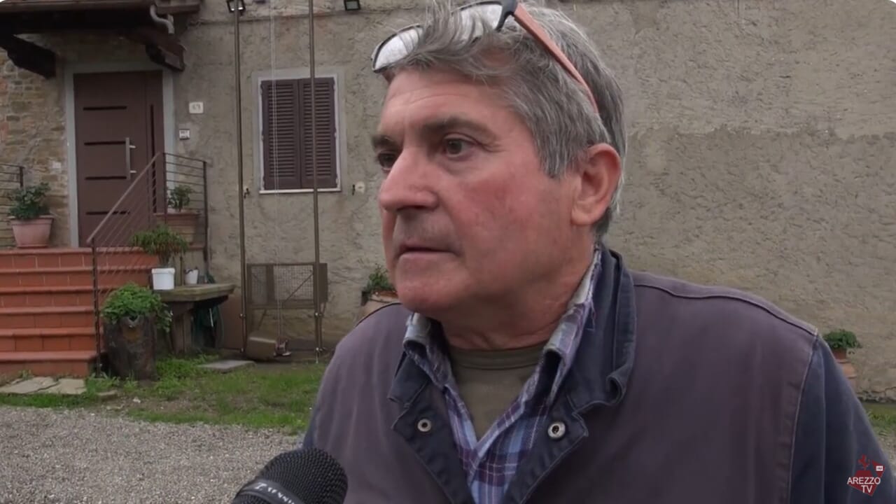 La Corte d’assise di Arezzo assolve Andro Mugnai: i colpi esplosi contro il vicino che colpiva casa sua con una ruspa non costituiscono reato. Reazioni politiche.