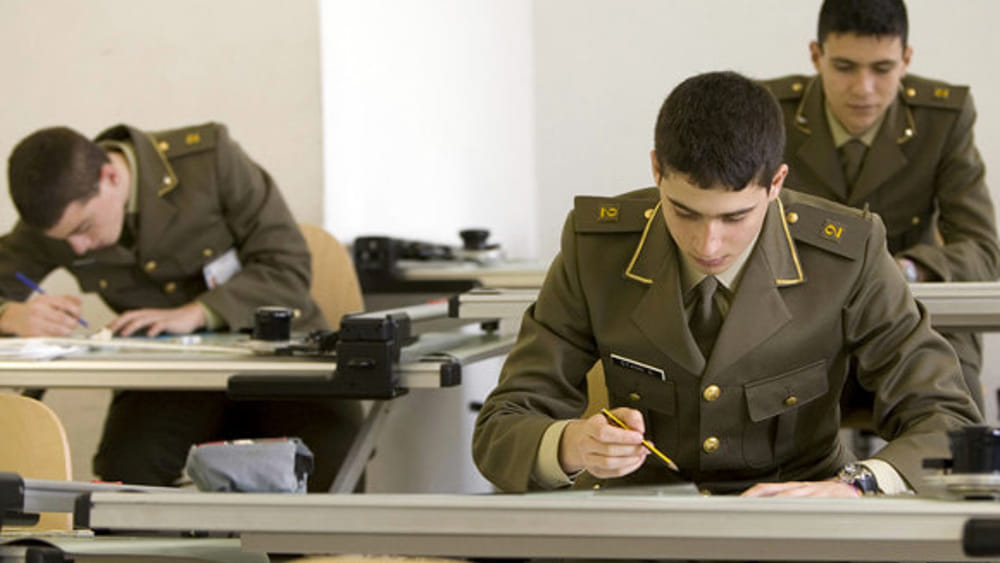 Le parole dell’assessore Daniele Ara sui rapporti tra Forze Armate e studenti scatenano lo scontro politico, con Fratelli d’Italia che parla di pregiudizio ideologico contro chi serve lo Stato.