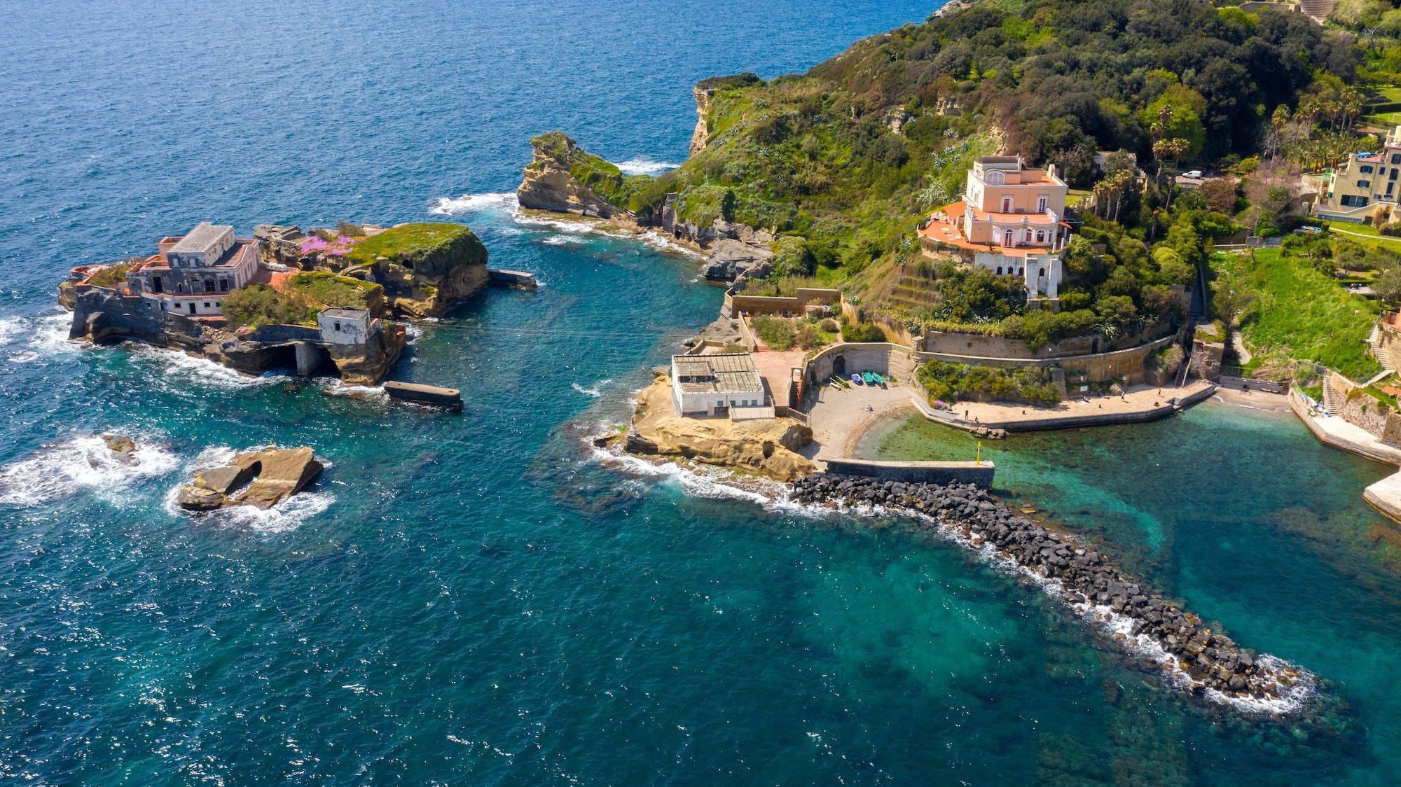 Posillipo, rapina in una villa da sogno: domestica si finge vittima ma era complice