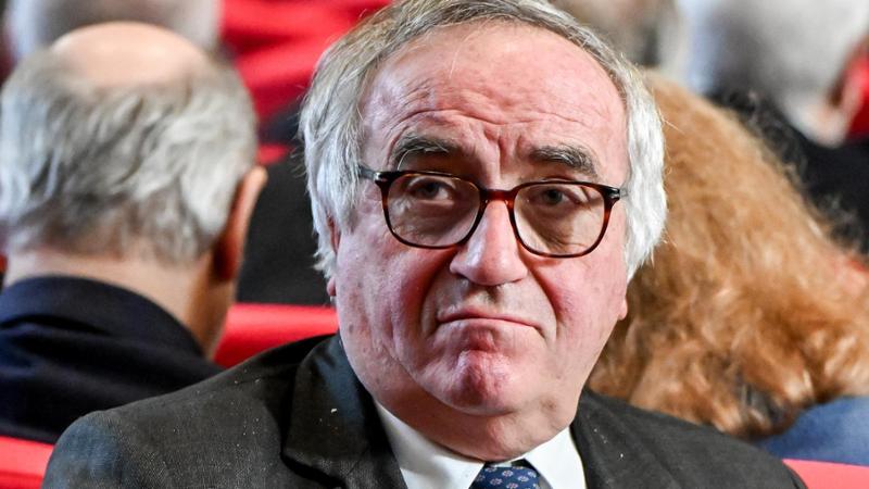 L’indagine sull’agente coinvolto nella morte di un giovane a Milano riapre lo scontro politico e giudiziario. Edmondo Bruti Liberati difende la procedura come garanzia di legalità e tutela.