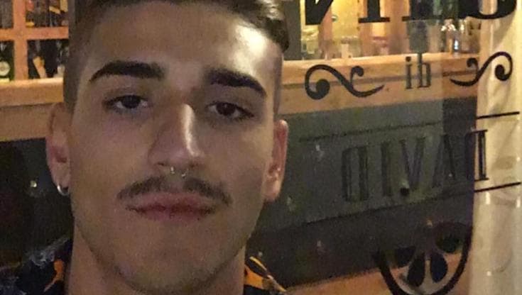 Tragico schianto tra Salice Salentino e Carmiano: perde la vita David Simone, 24 anni. Ferito un 21enne. Indagini dei carabinieri in corso.