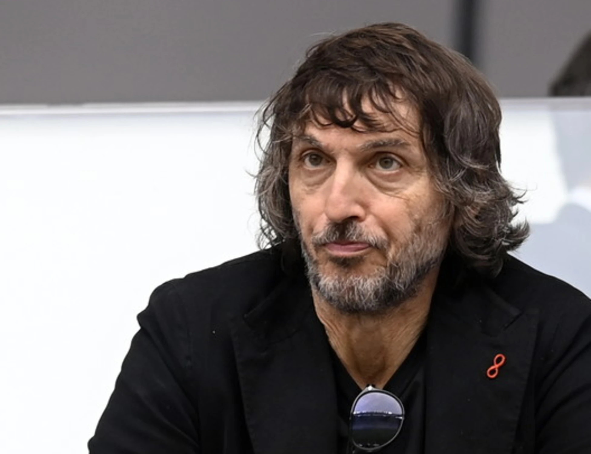 Simone Margagliotti, ex volto di Temptation Island, rilancia a La Zanzara teorie complottiste su Terra piatta, vaccini e poteri occulti, lasciando interdetti Cruciani e Parenzo.