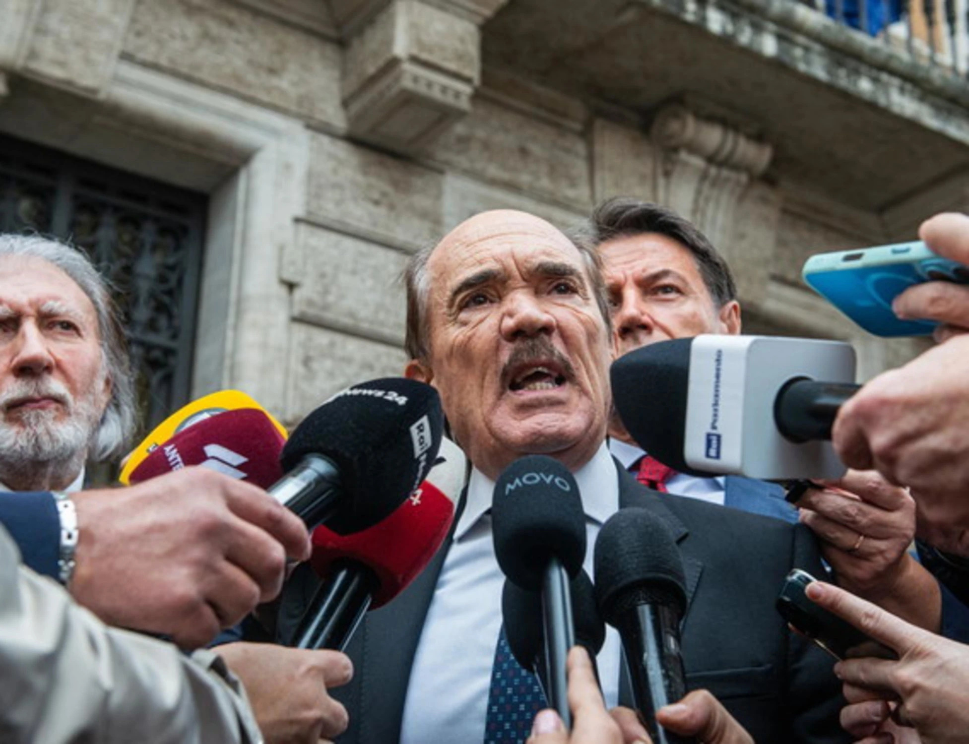 Scontro durissimo sul caso dossieraggi: la Commissione Antimafia accusa, l’ex procuratore antimafia respinge tutto e attacca, FdI replica parlando di responsabilità e mancanza di rispetto istituzionale.