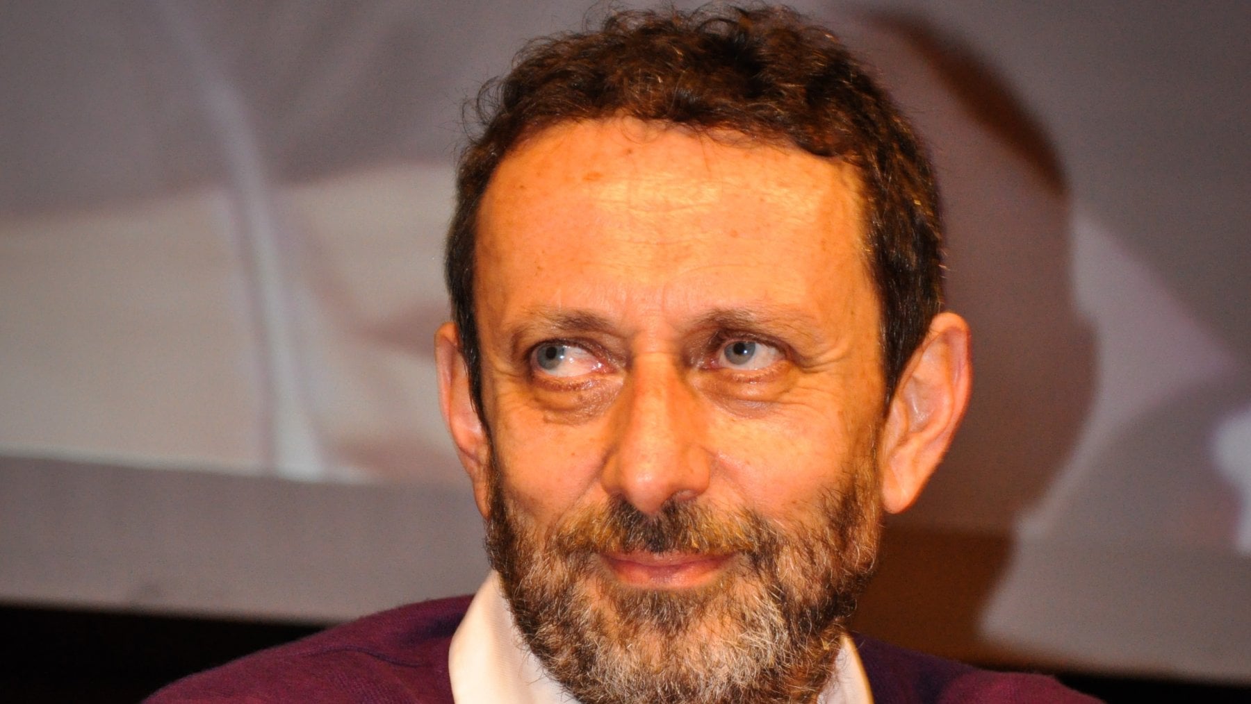A Piazzapulita Michele Serra attacca duramente Lega e governo, ironizza su Salvini e Vannacci e accusa Giorgia Meloni di oscillare tra europeismo e sovranismo trumpiano.