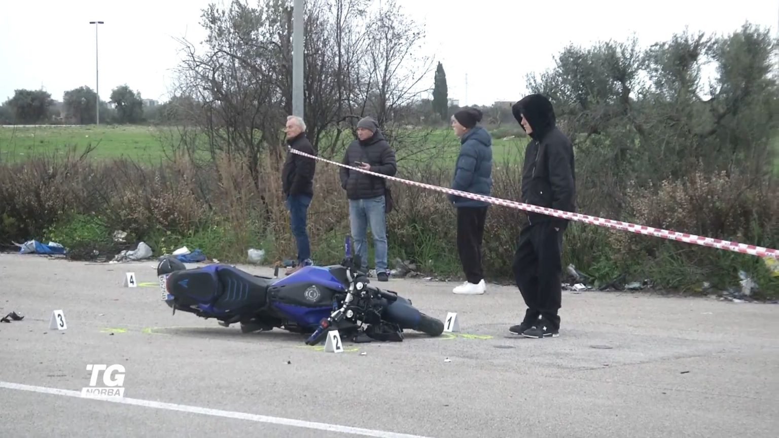 Due giovanissimi perdono la vita su una strada chiusa al traffico tra Bari, Triggiano e Casamassima. Travolto un ragazzo a piedi, grave un terzo minorenne.