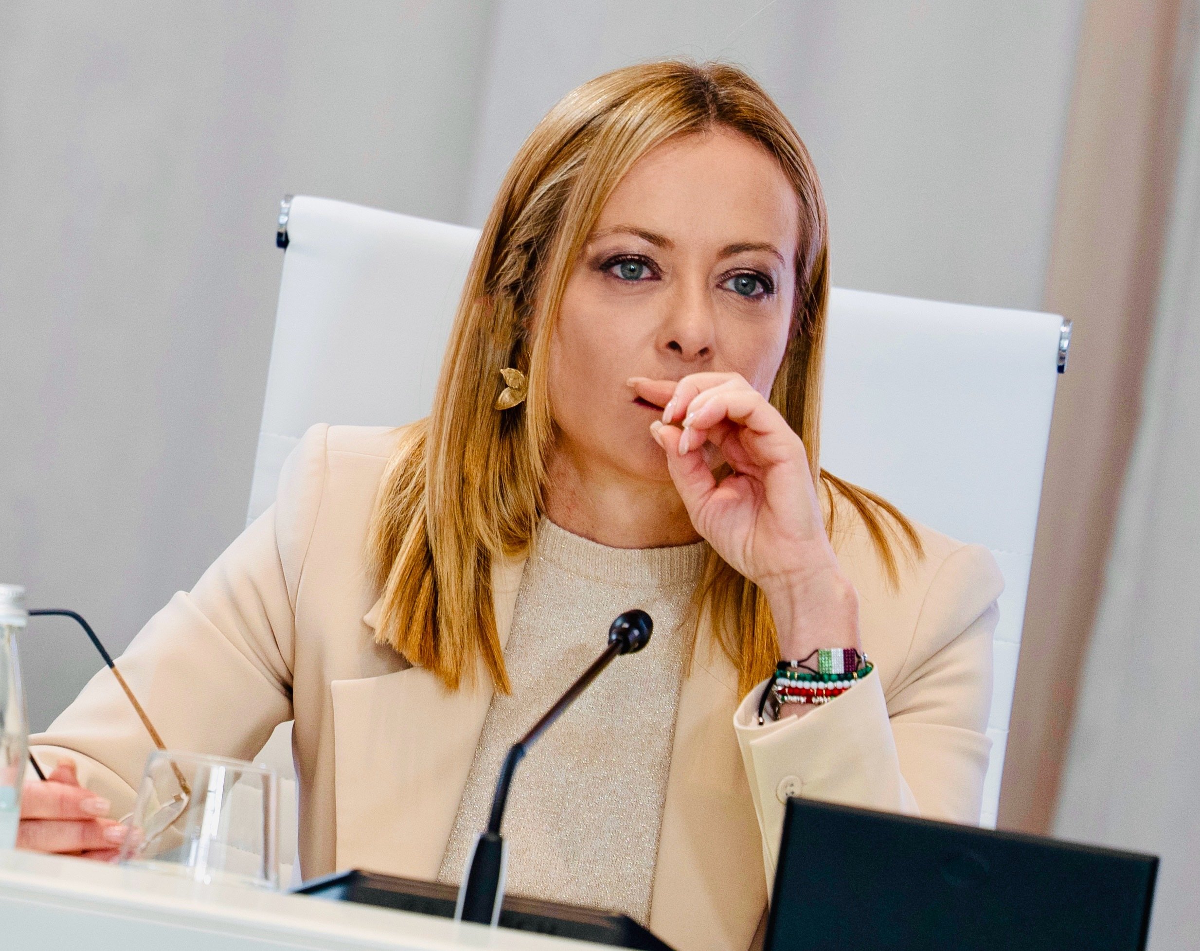 Dopo l’attacco americano a Caracas, Giorgia Meloni ribadisce la linea italiana: no all’esportazione armata della democrazia, sì alla difesa contro minacce legate al narcotraffico.