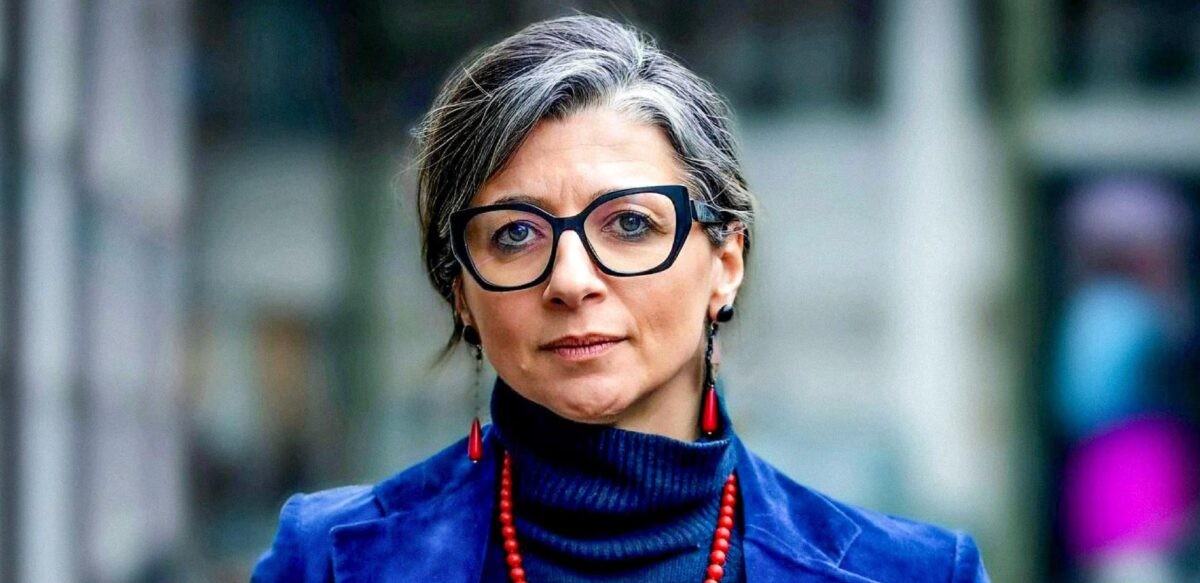 A Bologna la cittadinanza onoraria a Francesca Albanese divide la sinistra. In commissione comunale riemerge il caso, mentre FdI e Lega chiedono al sindaco Lepore chiarezza immediata.