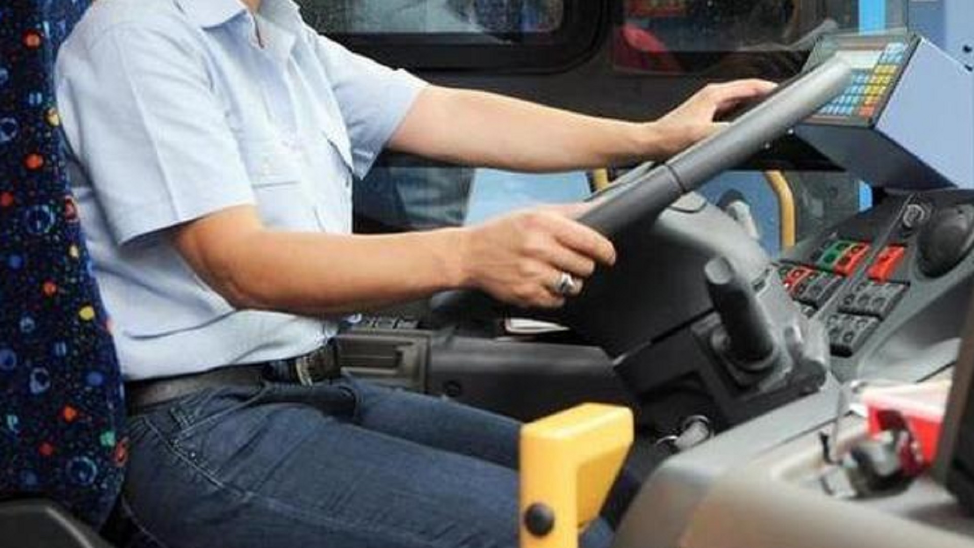Autista bus in soccorso di una passeggera insegue uno scippatore, lo picchia e lo ferma: licenziato per abbandono del mezzo