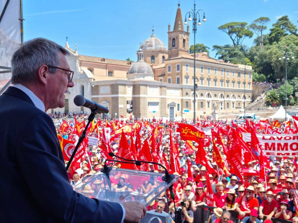Durante la manifestazione pro-Venezuela a Roma, una domanda surreale su Alfonso Signorini provoca confusione tra i manifestanti. Maurizio Landini ascolta e si allontana in silenzio.