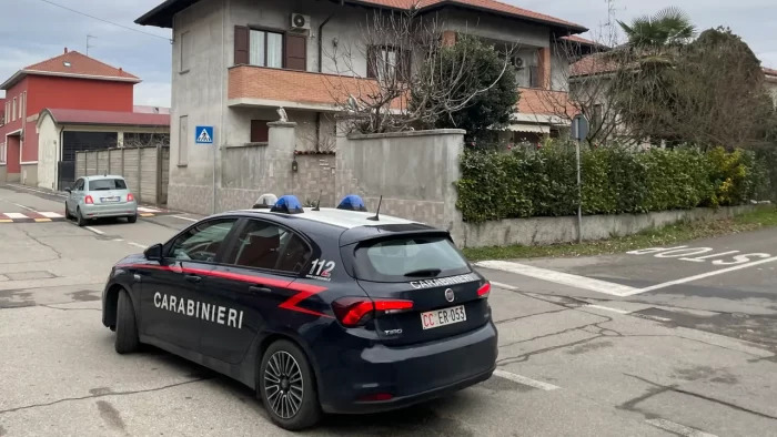 Dopo la rapina finita in tragedia a Lonate Pozzolo, tra minacce social, scritte sui muri e presidio delle forze dell’ordine, cresce una tensione che divide cittadini, politica e sindacati di polizia.