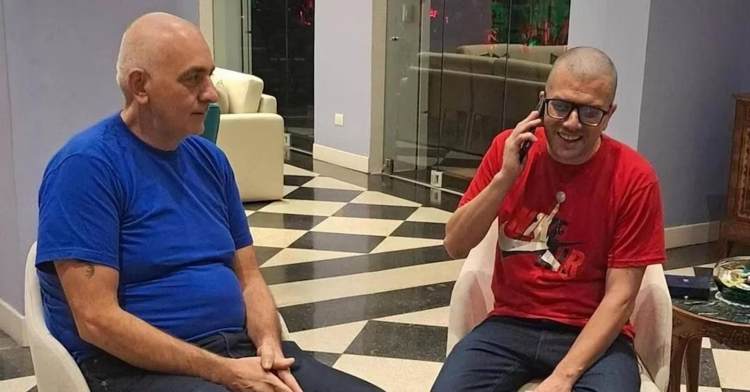Alberto Trentini torna libero dopo oltre 400 giorni in carcere in Venezuela. Dopo le accuse iniziali all’esecutivo, esponenti dell’opposizione evitano riferimenti al governo nei messaggi pubblici.