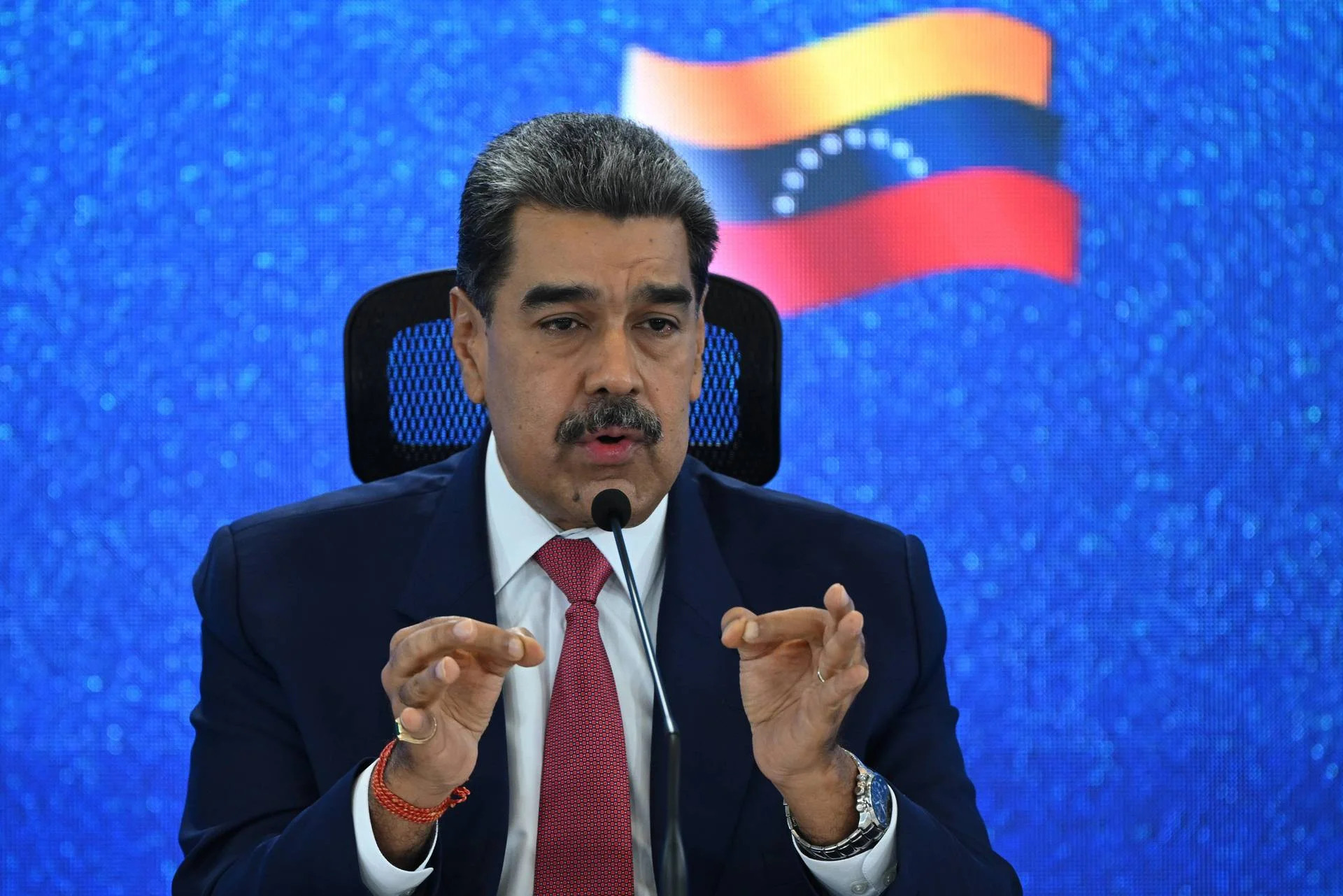 Scontro durissimo a Roma durante una manifestazione di Anpi e Cgil sul Venezuela: esuli venezuelani accusano la sinistra di difendere il regime di Nicolas Maduro, volano insulti e si registrano momenti di tensione.