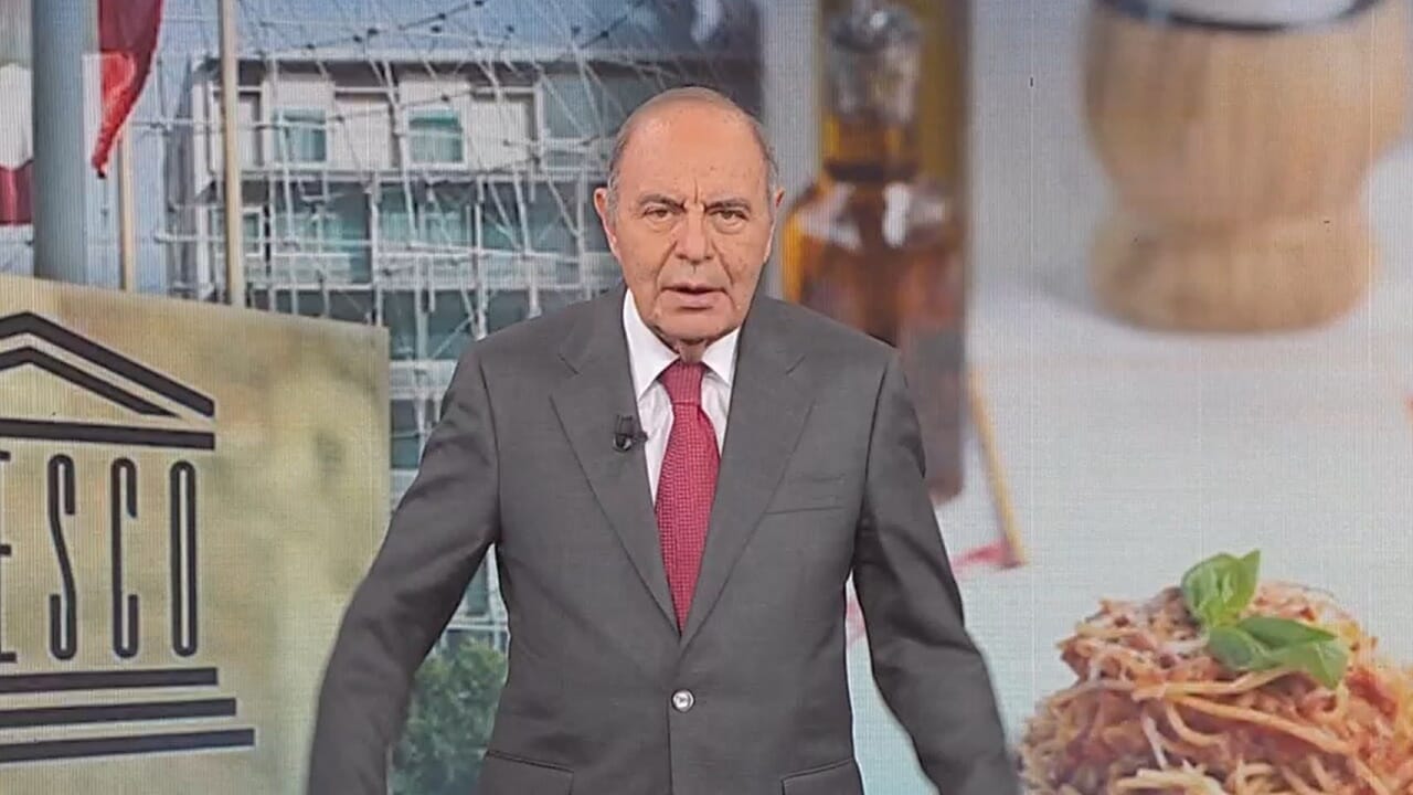 Porta a Porta festeggia trent’anni su Rai1: Bruno Vespa ripercorre diffidenze iniziali, retroscena Rai, telefonate storiche e il rapporto con i grandi protagonisti della politica italiana.