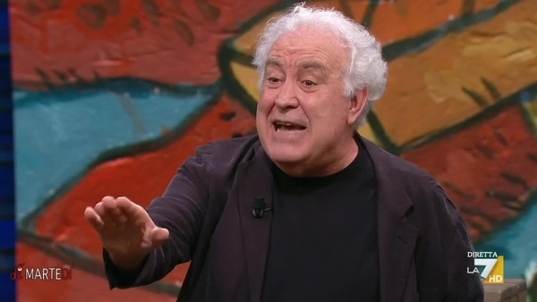 Michele Santoro avverte su Roberto Vannacci a DiMartedì: il rischio non è l’uomo, ma la galassia estremista che può riconoscersi in lui, amplificata da media e politica.