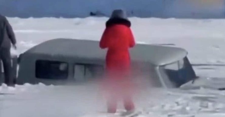 Tragedia in Siberia: sette turisti cinesi e l’autista russo muoiono nel lago Bajkal ghiacciato. Tra le vittime una bambina di 8 anni.