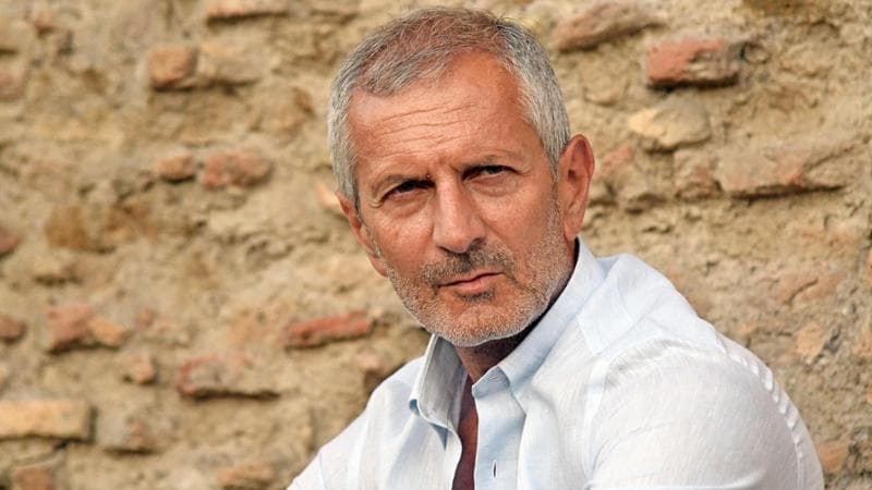 Gianrico Carofiglio critica le parole di Nicola Gratteri sul referendum Giustizia: “Non l’avrei detta”, polemica su logica, populismo e riforma delle toghe.