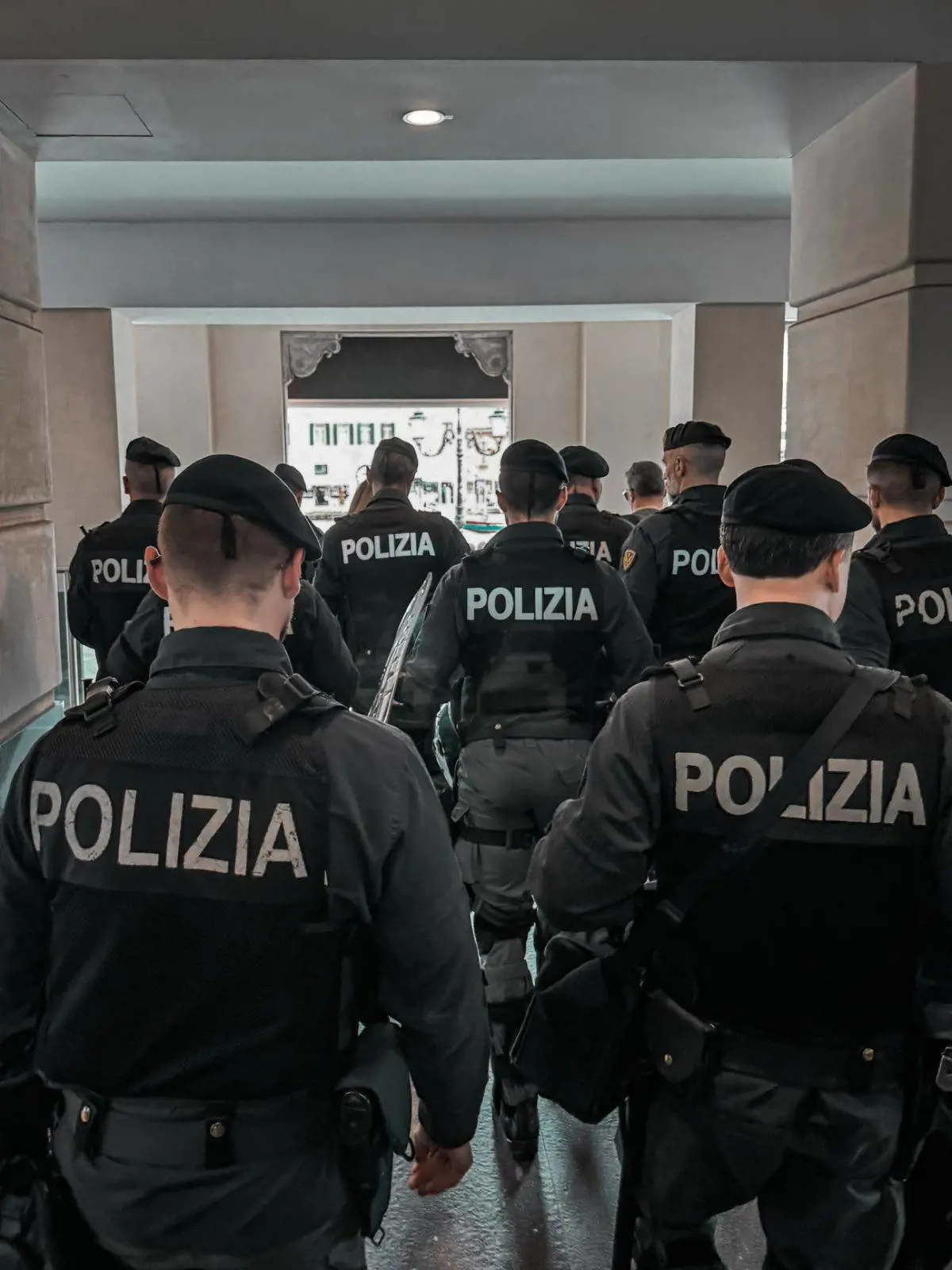 Dopo l’omicidio di Abderrahim Mansouri a Rogoredo, i colleghi di Carmelo Cinturrino chiedono una pena esemplare e parlano di tradimento verso la Polizia di Stato.