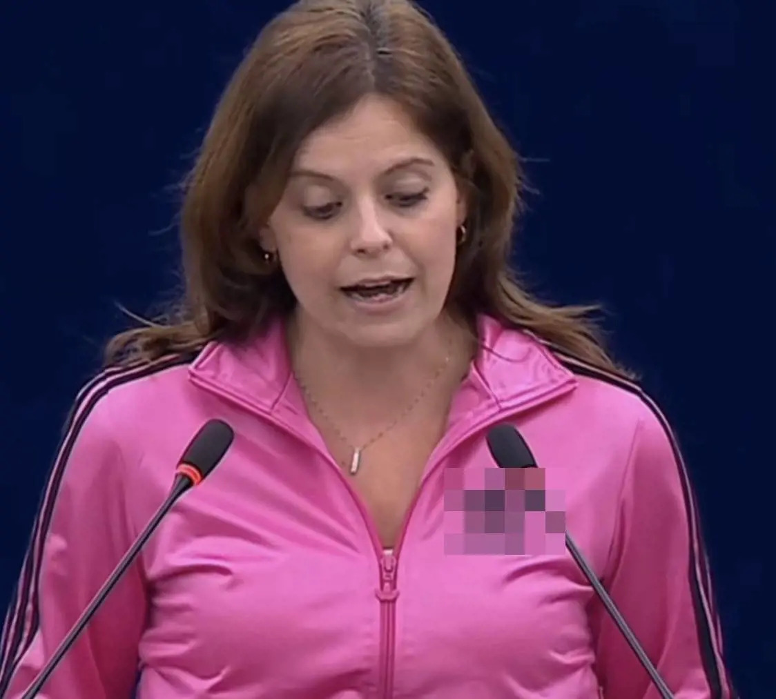 Ilaria Salis interviene al Parlamento europeo in tuta rosa sportiva, scatta la polemica sui social e torna il confronto con l’esempio di Aldo Moro.
