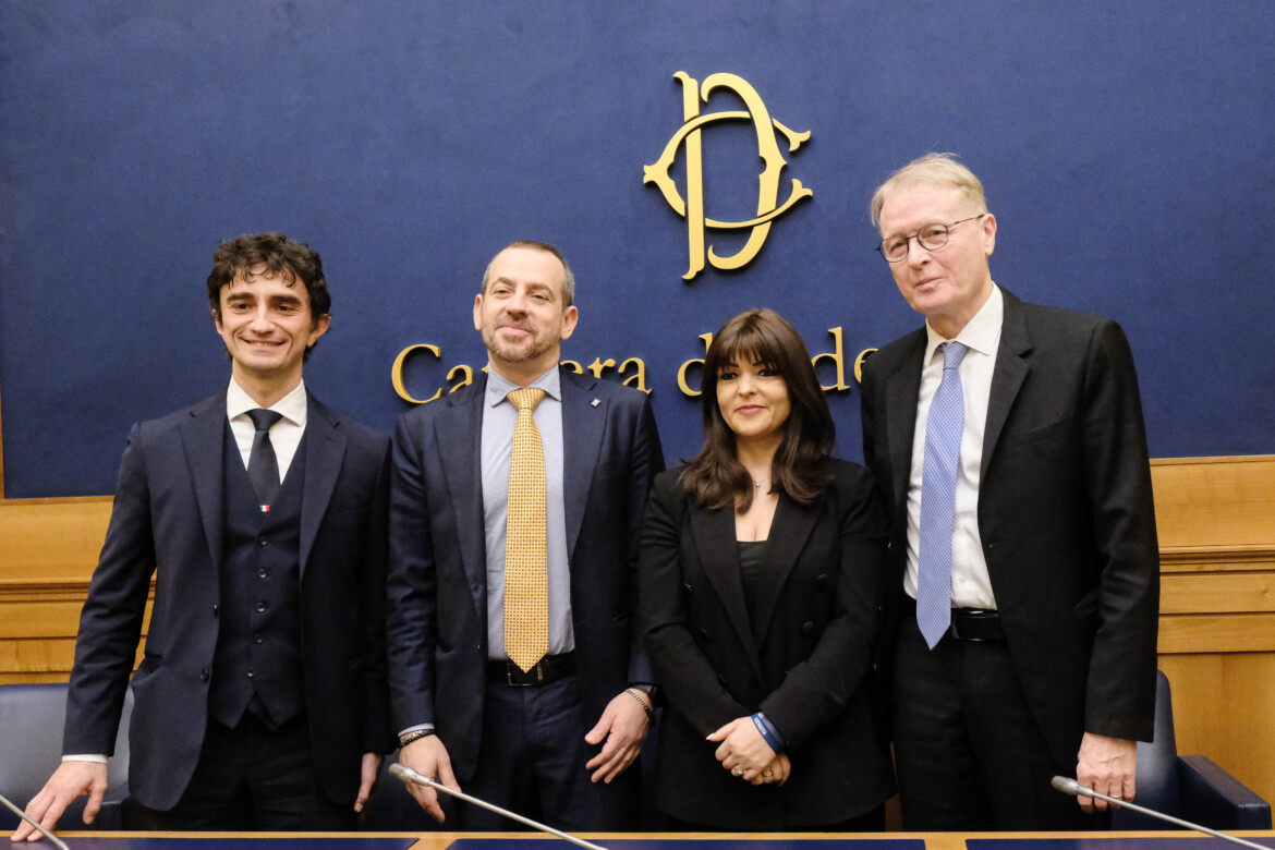 La Commissione Covid accelera sul filone vaccini. Alice Buonguerrieri annuncia l’apertura delle audizioni sugli effetti avversi e accusa la sinistra di ostruzionismo.